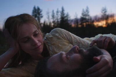 TRAIN DREAMS - (L-R) Gladys Oakley (Felicity Jones) and Robert Grainier (Joel Edgerton). Cr: Courtesy of Netflix